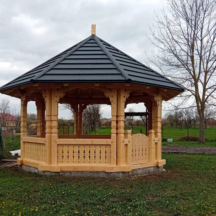 FOISOR OCTOGONAL DIN LEMN DE MOLID CU SCULPTURI MARAMURESENE