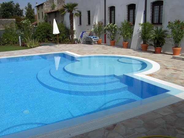 PISCINA DIN BETON PLACATA CU VITROCERAMICA