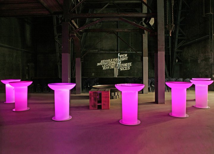 LOUNGE UP LED PRO ACCU MULTICOLOR - MASA DE BAR
