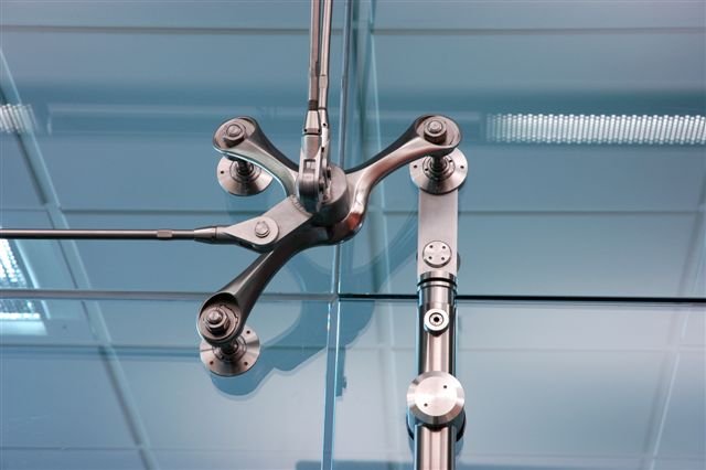 ACCESORII DE METAL PENTRU PRINDEREA STICLEI MARCA SADEV