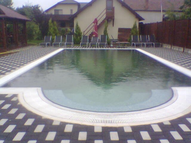 PISCINA FAMILIALA CU DEVERSARE,VITROCERAMICA SI DESEN PERSONALIZAT
