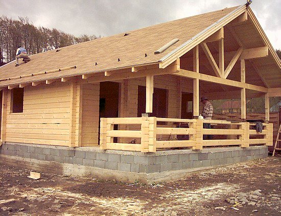 CASA DE LEMN PUB ARE APROXIMATIV 35 MP, PERETE CU GROSIMEA DE 44MM, PODEA SI ASTERIALA INCLUSA, FERE