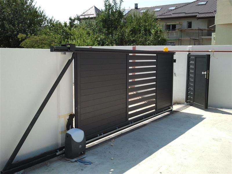 PORTI SI GARDURI METALICE MODERNE