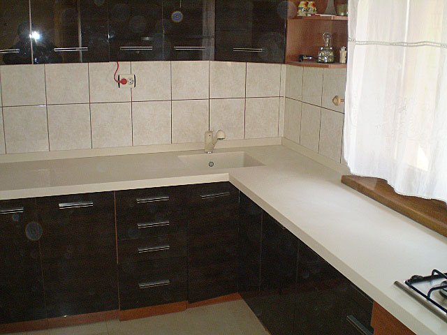 BLAT DE BUCATARIE  DIN CORIAN BONE  CU CHIUVETE CORP COMUN CU BLATUL EXECUTAT DE PACIFIC.DET