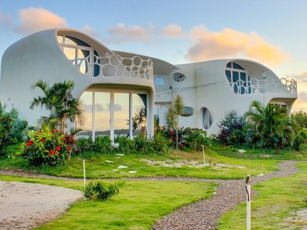 Arhitectura organica la o casa duplex moderna construita pe malul marii