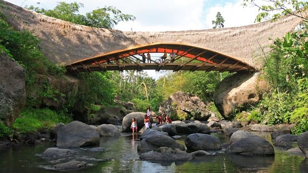Pod Scoala din bambus Bali