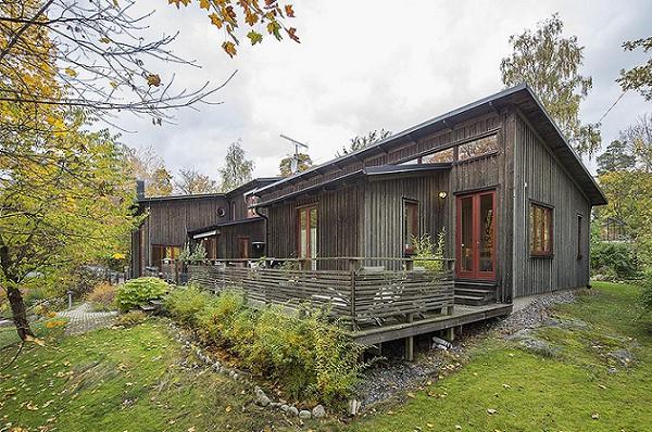 Casa din lemn de pin in armonie cu natura