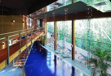 Casa cu piscina cu mult lemn si sticla
