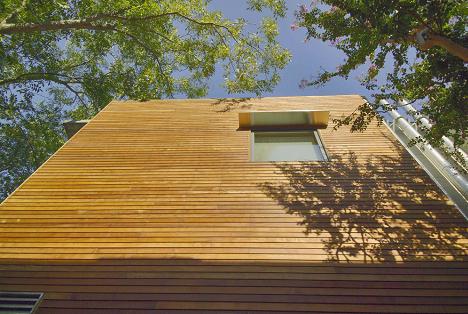 Casa in gradina - perete lemn