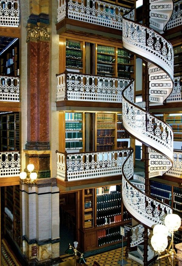 Scara spirala a Bibliotecii de Stat din Iowa, SUA