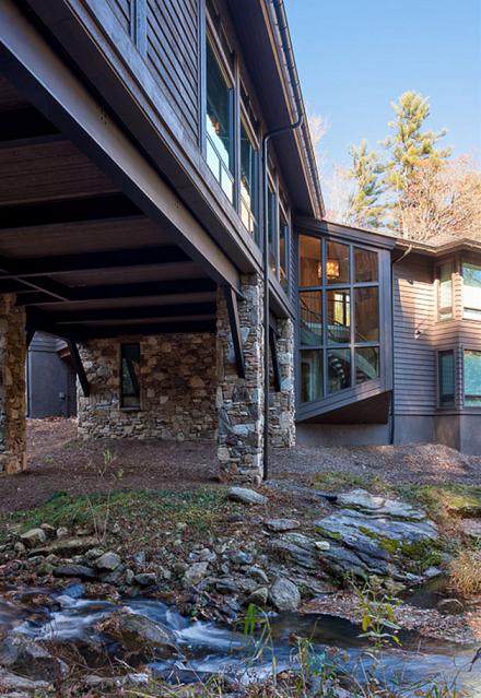 Casa din padure sub care trece paraul