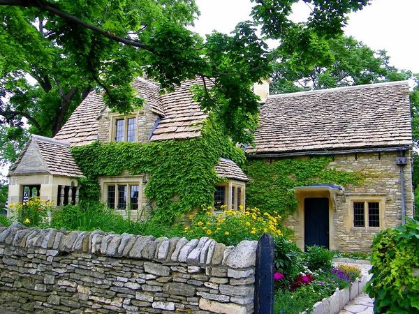 Case stil cottage cu fatada din piatra