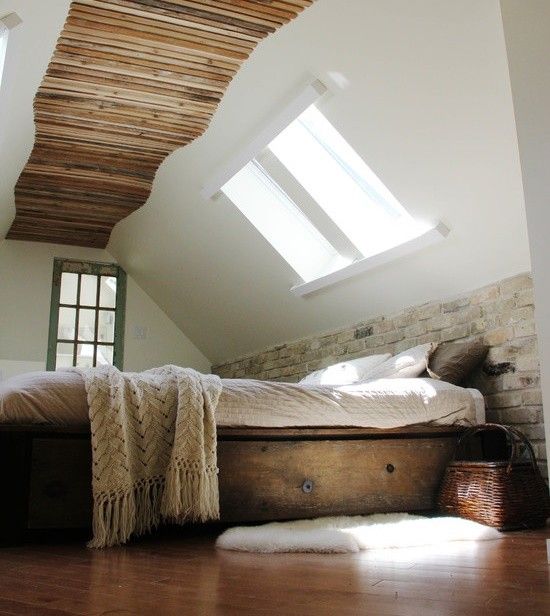 Dormitor lemn in pod