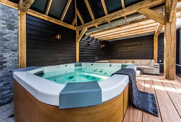 Zona de wellness: jacuzzi, sauna, cabina de dus in aer liber, zona de relaxare