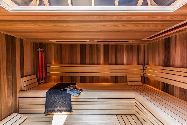 Zona de wellness: jacuzzi, sauna, cabina de dus in aer liber, zona de relaxare