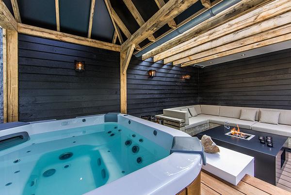 Zona de wellness: jacuzzi, sauna, cabina de dus in aer liber, zona de relaxare