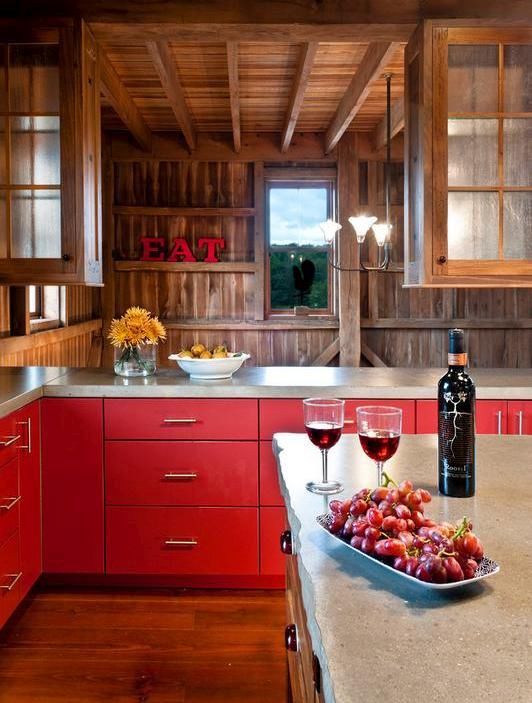 Mobila de bucatarie rosie in casa de lemn