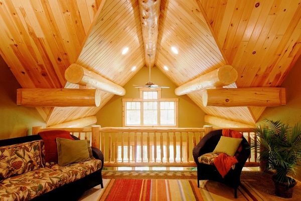 Interior casa din busteni de lemn