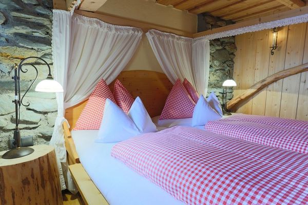 Dormitor rustic cu piatra si lemn