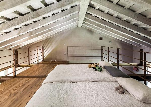 Dormitor minimalist amenajat in pod