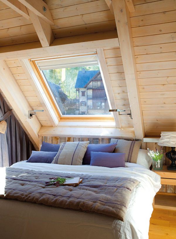 Dormitor la mansarda unei case din lemn