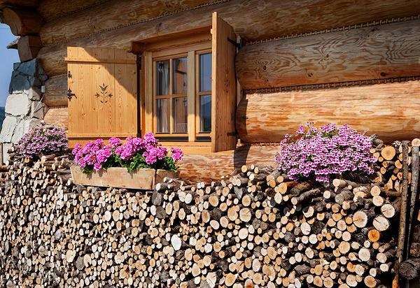 Casa mica din busteni rotunzi si semirotunzi - exterior lemne taiate