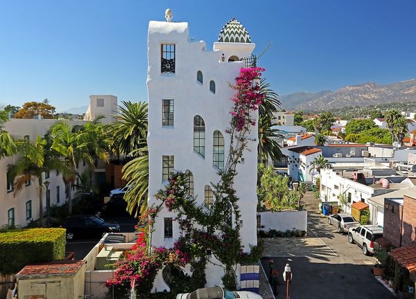 Casa mediteraneana cu Bougainvillea