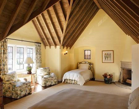 Dormitor la mansarda, cu nuante placute, aerisit si elegant