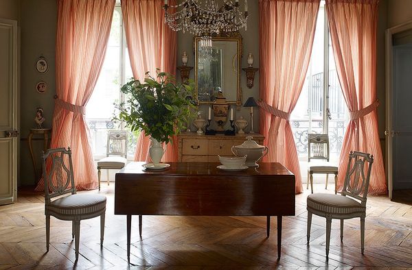 Perdele rosii intr-un interior stil parizian