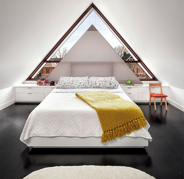 Dormitor triunghiular la mansarda