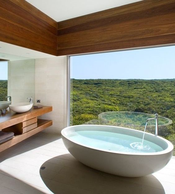 Baie moderna cu o panorama frumoasa