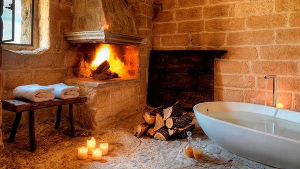 Baie romantica cu semineu