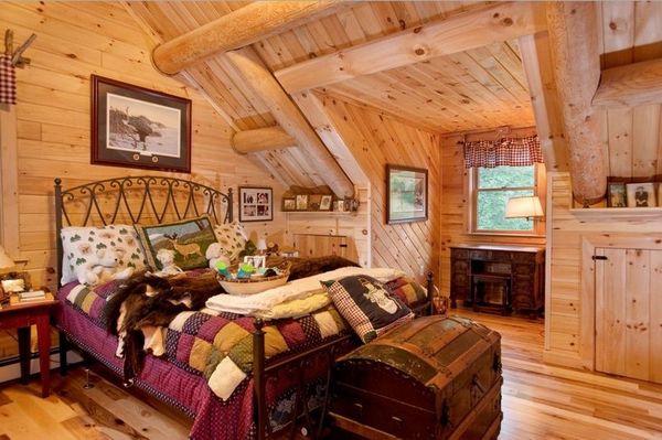 Dormitor mansarda casa lemn