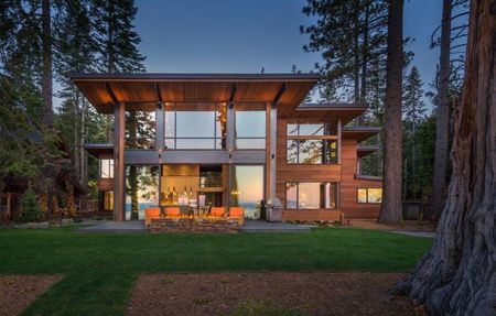 Casa moderna din lemn si sticla