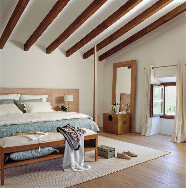 Dormitor modern decorat cu lemn
