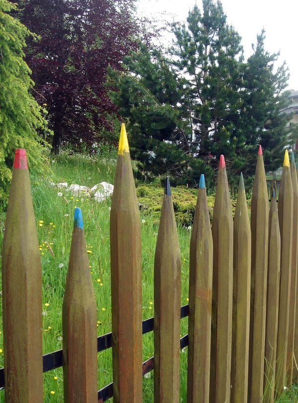 Gard sub forma de creioane colorate