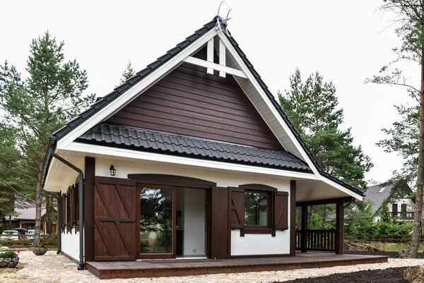 Casa traditionala cu terasa din lemn