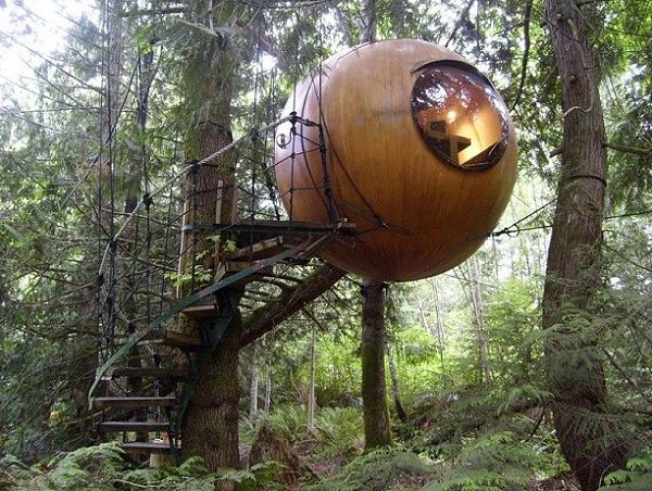Casa sfera suspendata in copaci